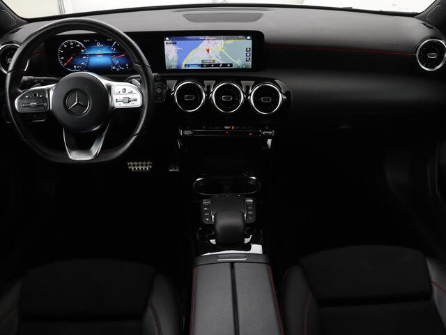 Mercedes-Benz A-KLASSE 180 AMG | Panoramadak | Stoelverwarming | Carplay | Widescreen | Leder/Alcanatara | Navigatie | Full LED | Park Assist