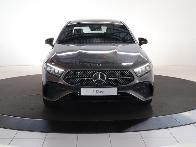 Mercedes-Benz A-KLASSE 250 e AMG Line | Nightpakket | Panoramadak | LED | Sfeerverlichting | 19-Inch | MBUX