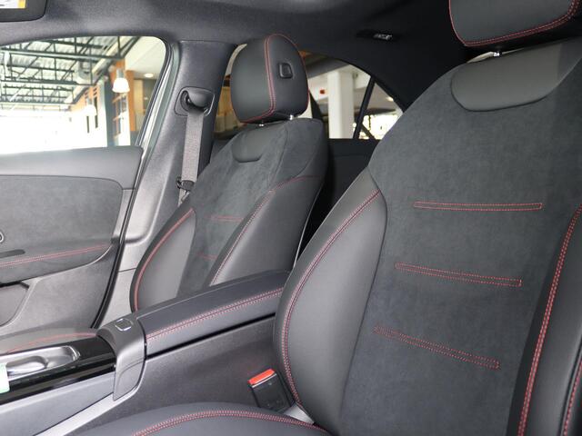 Mercedes-Benz A-KLASSE 250 e AMG Line | Nightpakket | Panoramadak | LED | Sfeerverlichting | 19-Inch | MBUX