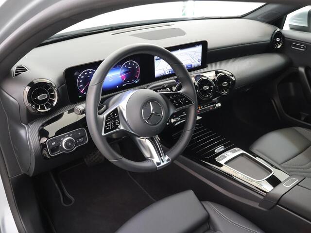 Mercedes-Benz A-KLASSE 180 Star Edition | Thermotronic | Trekhaak | Apple Carplay | Stoelverwarming | Widescreen |