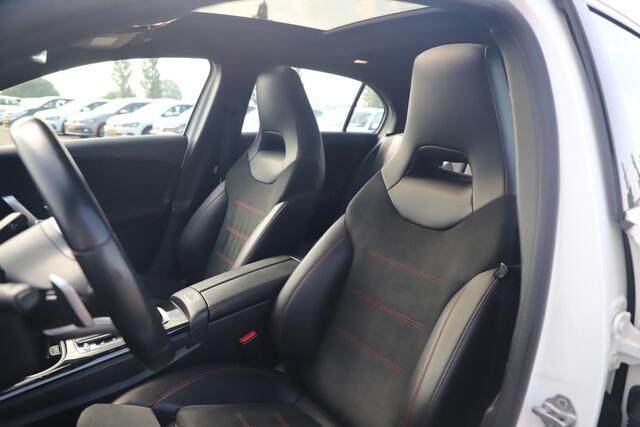 Mercedes-Benz A-KLASSE 200 AMG Pakket Panoramadak 19 inch Navigatie Clima Cruise Half Leder Full LED Stoelverwarming