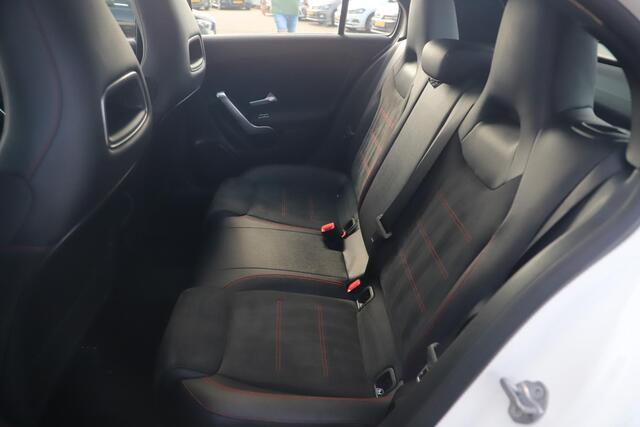 Mercedes-Benz A-KLASSE 200 AMG Pakket Panoramadak 19 inch Navigatie Clima Cruise Half Leder Full LED Stoelverwarming