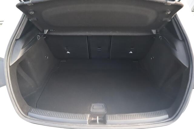 Mercedes-Benz A-KLASSE 200 AMG Pakket Panoramadak 19 inch Navigatie Clima Cruise Half Leder Full LED Stoelverwarming