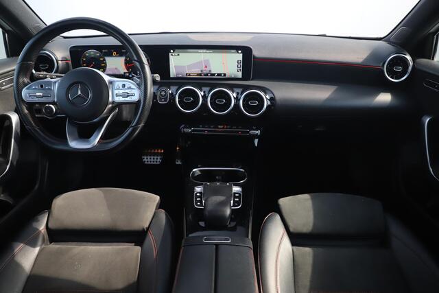 Mercedes-Benz A-KLASSE 200 AMG Pakket Panoramadak 19 inch Navigatie Clima Cruise Half Leder Full LED Stoelverwarming
