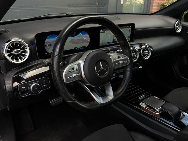 Mercedes-Benz A-KLASSE 200 163PK Automaat AMG Night Pano Sfeer Camera
