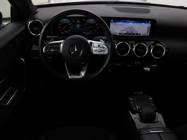 Mercedes-Benz A-KLASSE 180 Business Solution AMG | Panoramadak | Stoelverwarming | Carplay | Leder/Alcantara | Camera | Widescreen | Full LED