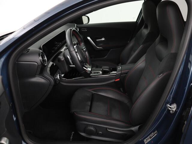 Mercedes-Benz A-KLASSE 180 Business Solution AMG | Panoramadak | Stoelverwarming | Carplay | Leder/Alcantara | Camera | Widescreen | Full LED