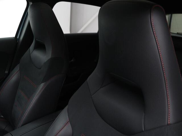 Mercedes-Benz A-KLASSE 180 Business Solution AMG | Panoramadak | Stoelverwarming | Carplay | Leder/Alcantara | Camera | Widescreen | Full LED