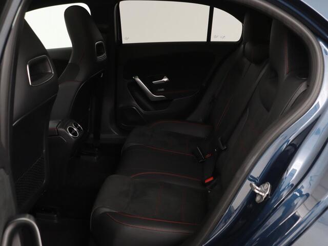 Mercedes-Benz A-KLASSE 180 Business Solution AMG | Panoramadak | Stoelverwarming | Carplay | Leder/Alcantara | Camera | Widescreen | Full LED