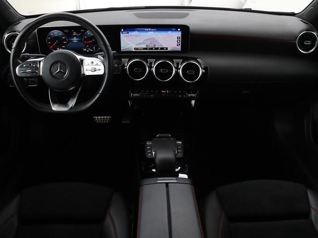 Mercedes-Benz A-KLASSE 180 Business Solution AMG | Panoramadak | Stoelverwarming | Carplay | Leder/Alcantara | Camera | Widescreen | Full LED