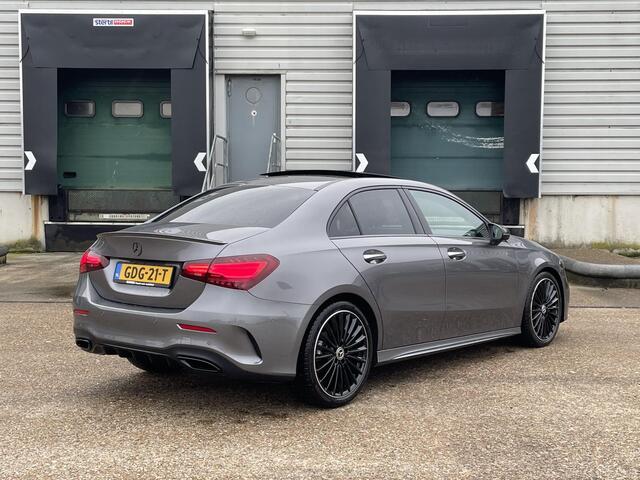Mercedes-Benz A-KLASSE Limousine 180 Star Edition AMG Line | Night Pakket | Winter Pakket | 19 inch Multispaaks AMG Velgen | Panoramadak | Dodehoekassistent | MULTIBEAM LED koplampen | Stoelverwarming | Stuurverwarming | Sfeerverlichting | Achteruitrijcamera