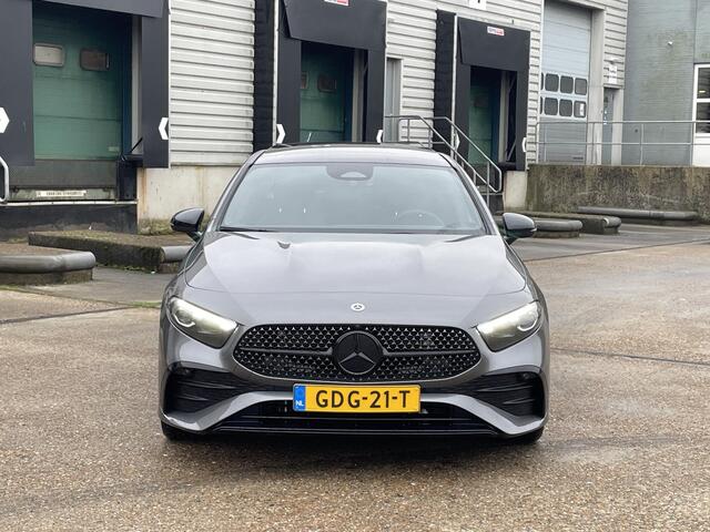 Mercedes-Benz A-KLASSE Limousine 180 Star Edition AMG Line | Night Pakket | Winter Pakket | 19 inch Multispaaks AMG Velgen | Panoramadak | Dodehoekassistent | MULTIBEAM LED koplampen | Stoelverwarming | Stuurverwarming | Sfeerverlichting | Achteruitrijcamera