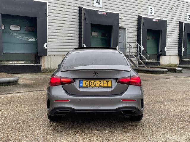Mercedes-Benz A-KLASSE Limousine 180 Star Edition AMG Line | Night Pakket | Winter Pakket | 19 inch Multispaaks AMG Velgen | Panoramadak | Dodehoekassistent | MULTIBEAM LED koplampen | Stoelverwarming | Stuurverwarming | Sfeerverlichting | Achteruitrijcamera
