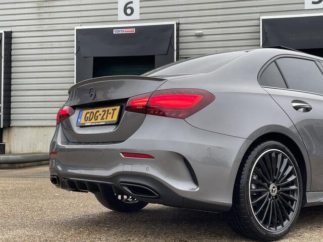 Mercedes-Benz A-KLASSE Limousine 180 Star Edition AMG Line | Night Pakket | Winter Pakket | 19 inch Multispaaks AMG Velgen | Panoramadak | Dodehoekassistent | MULTIBEAM LED koplampen | Stoelverwarming | Stuurverwarming | Sfeerverlichting | Achteruitrijcamera