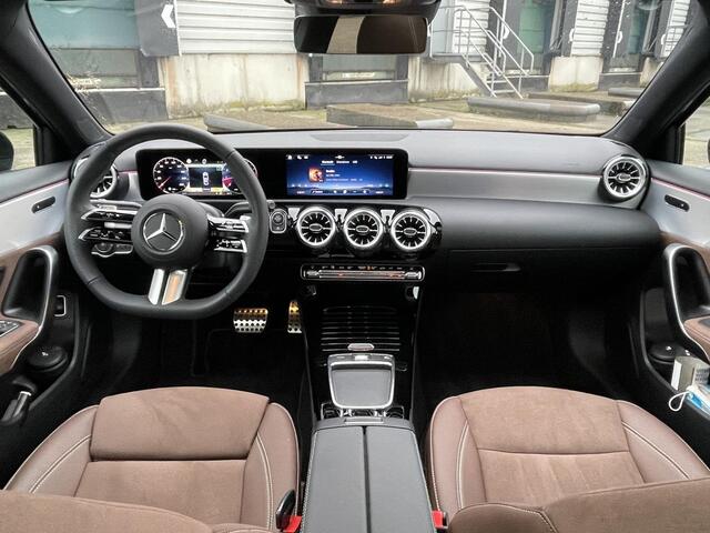 Mercedes-Benz A-KLASSE Limousine 180 Star Edition AMG Line | Night Pakket | Winter Pakket | 19 inch Multispaaks AMG Velgen | Panoramadak | Dodehoekassistent | MULTIBEAM LED koplampen | Stoelverwarming | Stuurverwarming | Sfeerverlichting | Achteruitrijcamera
