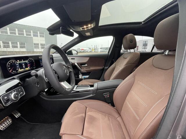 Mercedes-Benz A-KLASSE Limousine 180 Star Edition AMG Line | Night Pakket | Winter Pakket | 19 inch Multispaaks AMG Velgen | Panoramadak | Dodehoekassistent | MULTIBEAM LED koplampen | Stoelverwarming | Stuurverwarming | Sfeerverlichting | Achteruitrijcamera