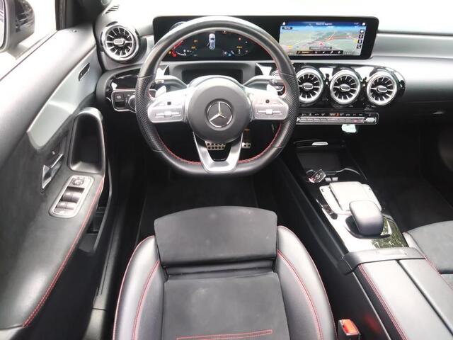 Mercedes-Benz A-KLASSE 180 Aut. Business Sol. AMG | Panorama | Sfeer Verlichting | Sportstoelen |
