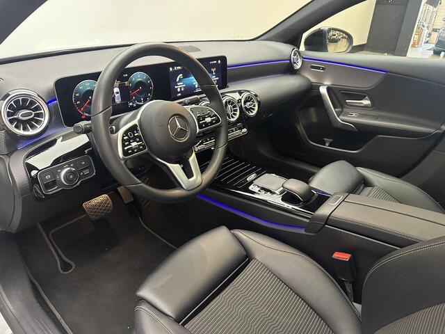 Mercedes-Benz A-KLASSE 250 Premium Plus | Panorama dak | Sfeerverlichting | Camera | Stoelverwarming