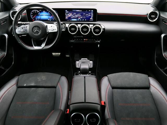 Mercedes-Benz A-KLASSE 180 Business Solution AMG AMG Line | Night Paket | Panorama Schuif-Kanteldak | 19 Inch AMG Velgen. Inclusief 48 maanden MB Certified garantie voor Europa.