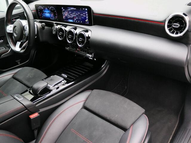 Mercedes-Benz A-KLASSE 180 Business Solution AMG AMG Line | Night Paket | Panorama Schuif-Kanteldak | 19 Inch AMG Velgen. Inclusief 48 maanden MB Certified garantie voor Europa.