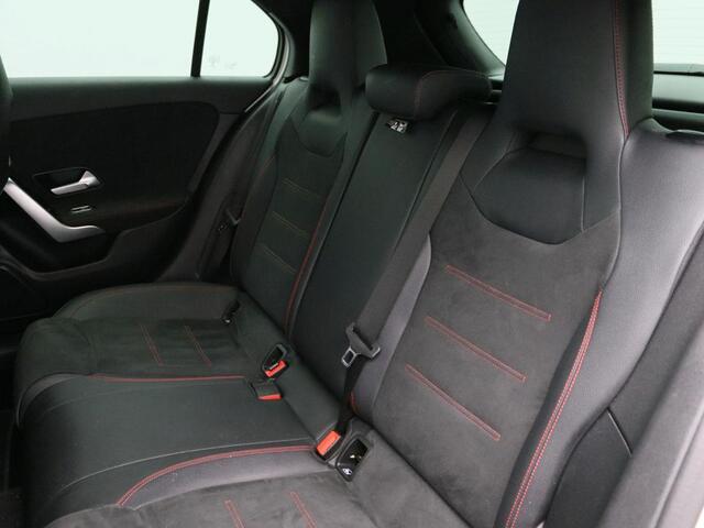 Mercedes-Benz A-KLASSE 180 Business Solution AMG AMG Line | Night Paket | Panorama Schuif-Kanteldak | 19 Inch AMG Velgen. Inclusief 48 maanden MB Certified garantie voor Europa.