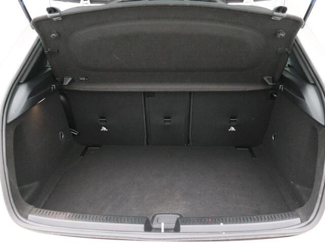 Mercedes-Benz A-KLASSE 180 Business Solution AMG AMG Line | Night Paket | Panorama Schuif-Kanteldak | 19 Inch AMG Velgen. Inclusief 48 maanden MB Certified garantie voor Europa.