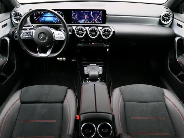 Mercedes-Benz A-KLASSE 180 Business Solution AMG AMG Line | Night Pakket | Panorama Schuif-Kanteldak | Sfeerverlichting | Ledkoplampen. Inclusief 48 maanden MB Certified garantie voor Europa.