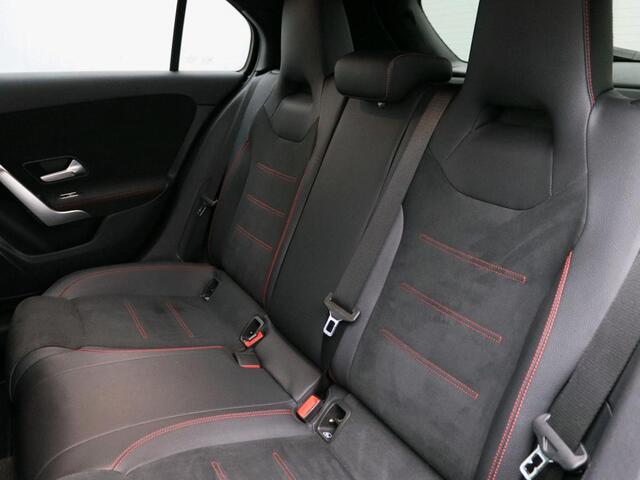 Mercedes-Benz A-KLASSE 180 Business Solution AMG AMG Line | Night Pakket | Panorama Schuif-Kanteldak | Sfeerverlichting | Ledkoplampen. Inclusief 48 maanden MB Certified garantie voor Europa.