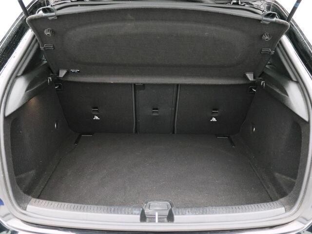 Mercedes-Benz A-KLASSE 180 Business Solution AMG AMG Line | Night Pakket | Panorama Schuif-Kanteldak | Sfeerverlichting | Ledkoplampen. Inclusief 48 maanden MB Certified garantie voor Europa.