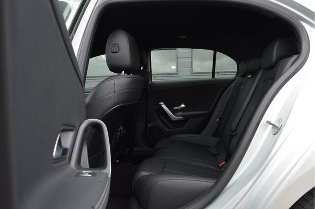 Mercedes-Benz A-KLASSE 180 Business Solution Luxury | ACC | CAMERA | CARPLAY | SFEERVERLICHTING |