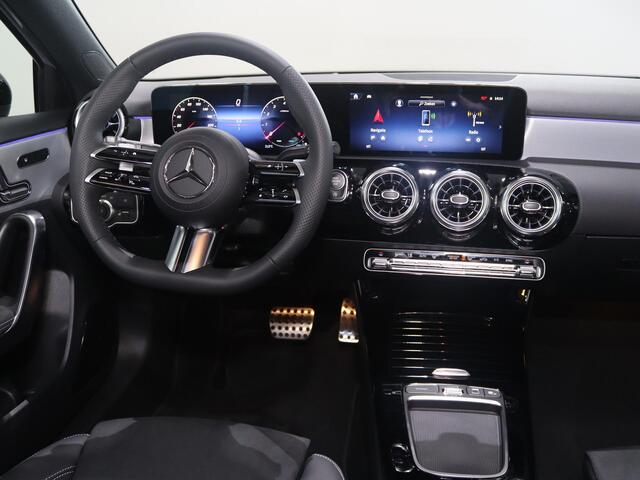 Mercedes-Benz A-KLASSE 180 Business Solution AMG | Panoramaschuifdak | Nightpakket | AMG Line Plus | Head-up display | 360° camera