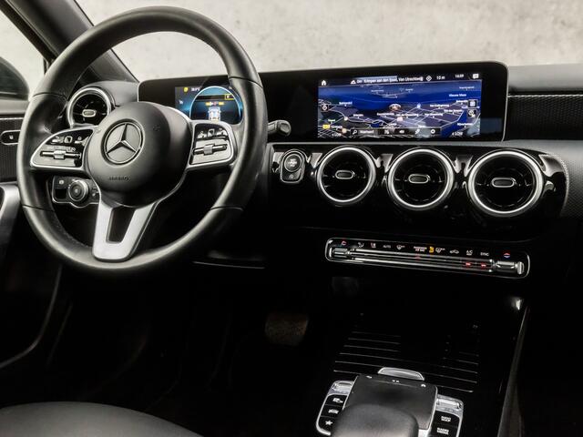 Mercedes-Benz A-KLASSE 200 Sport 164Pk Automaat (GROOT NAVI, CAMERA, LEDER, STOELVERWARMING, SPORTSTOELEN, CRUISE, PARKEERSENSOREN, NIEUWSTAAT)