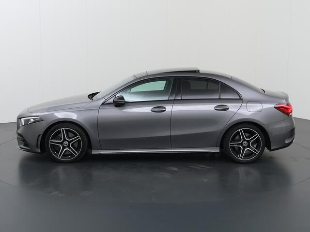 Mercedes-Benz A-KLASSE 250 Premium | AMG | Night | Panoramadak | Sfeerverlichting | Widescreen | Stoelverwarming |