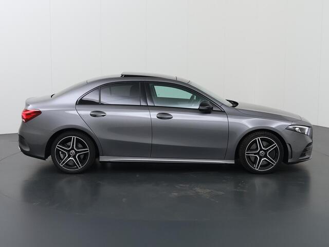 Mercedes-Benz A-KLASSE 250 Premium | AMG | Night | Panoramadak | Sfeerverlichting | Widescreen | Stoelverwarming |