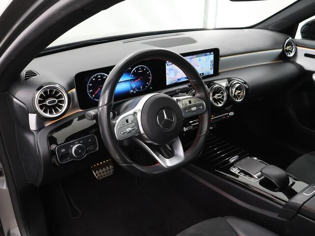 Mercedes-Benz A-KLASSE 250 Premium | AMG | Night | Panoramadak | Sfeerverlichting | Widescreen | Stoelverwarming |