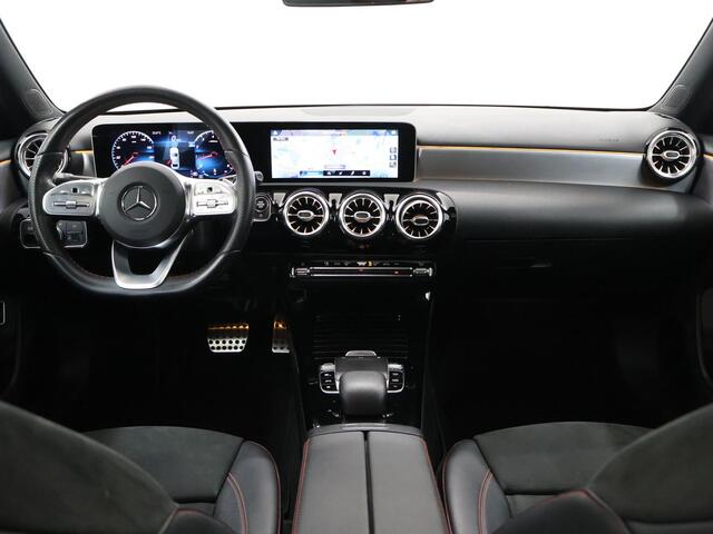 Mercedes-Benz A-KLASSE 250 Premium | AMG | Night | Panoramadak | Sfeerverlichting | Widescreen | Stoelverwarming |