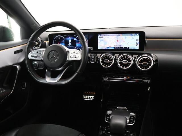 Mercedes-Benz A-KLASSE 250 Premium | AMG | Night | Panoramadak | Sfeerverlichting | Widescreen | Stoelverwarming |