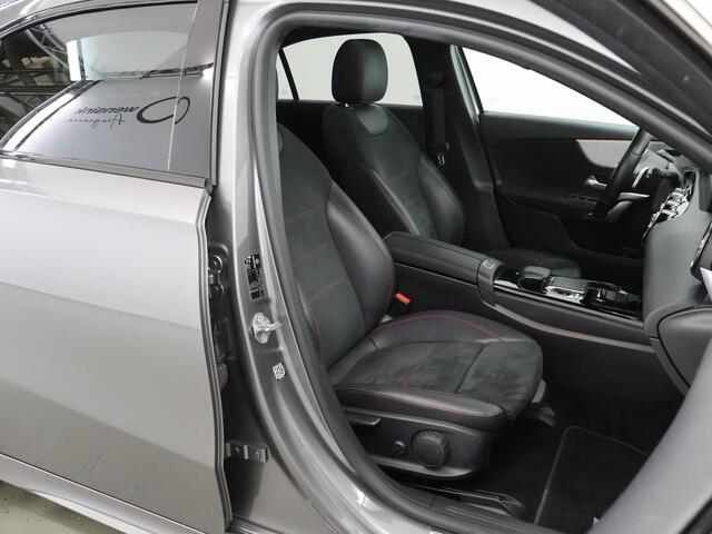Mercedes-Benz A-KLASSE 250 Premium | AMG | Night | Panoramadak | Sfeerverlichting | Widescreen | Stoelverwarming |