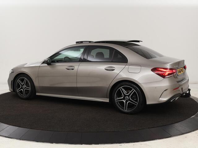 Mercedes-Benz A-KLASSE 200 Business Solution AMG | Panoramadak | Stoelverwarming | Matrix LED | Carplay | Memory | Trekhaak | Leder/Alcantara | Widescreen | Navigatie