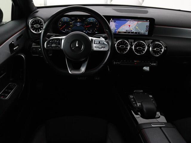 Mercedes-Benz A-KLASSE 200 Business Solution AMG | Panoramadak | Stoelverwarming | Matrix LED | Carplay | Memory | Trekhaak | Leder/Alcantara | Widescreen | Navigatie