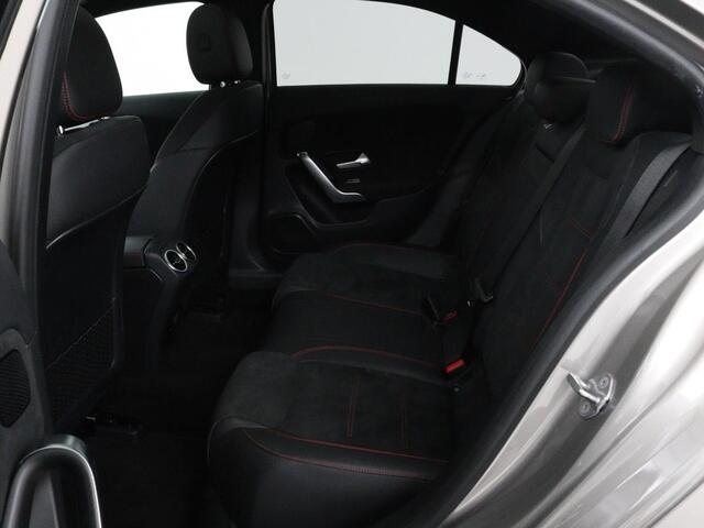 Mercedes-Benz A-KLASSE 200 Business Solution AMG | Panoramadak | Stoelverwarming | Matrix LED | Carplay | Memory | Trekhaak | Leder/Alcantara | Widescreen | Navigatie