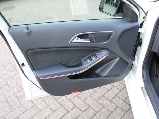 Mercedes-Benz A-KLASSE 180 AMG Night Edition Plus /NAVI/Camera/PDC/Leder/18'LM/Dynamic Select/Cruise control/Climate/ISOFIX!