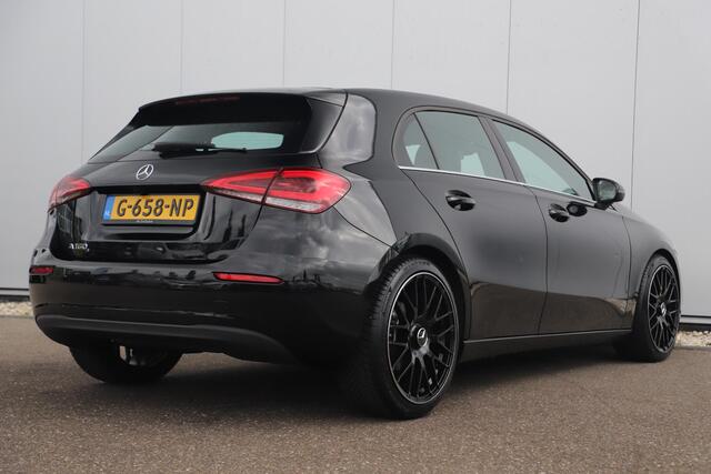 Mercedes-Benz A-KLASSE 160 Style Plus Half Leder Full LED Sportstoelen Carplay Android Navigatie Achteruitrijcamera Clima Cruise 19 inch AMG Look Velgen Nieuwe All Season Banden!