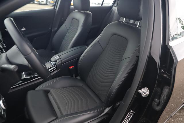 Mercedes-Benz A-KLASSE 160 Style Plus Half Leder Full LED Sportstoelen Carplay Android Navigatie Achteruitrijcamera Clima Cruise 19 inch AMG Look Velgen Nieuwe All Season Banden!