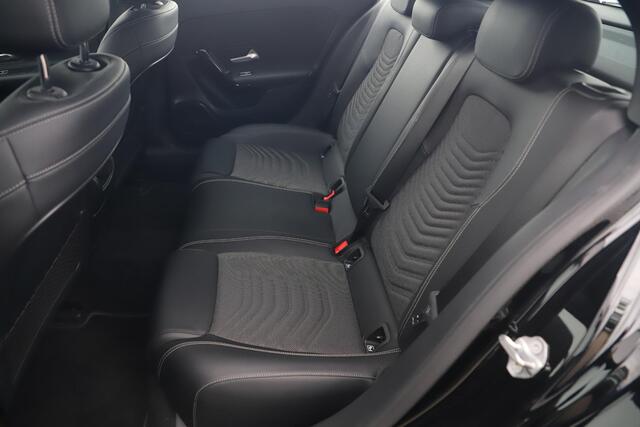 Mercedes-Benz A-KLASSE 160 Style Plus Half Leder Full LED Sportstoelen Carplay Android Navigatie Achteruitrijcamera Clima Cruise 19 inch AMG Look Velgen Nieuwe All Season Banden!