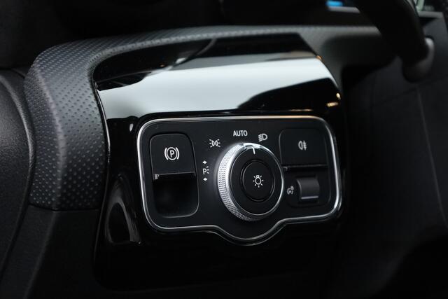 Mercedes-Benz A-KLASSE 180 Business Solution AMG | Navi | Apple CarPlay | Stoelverw. | Park assist | 18'' |