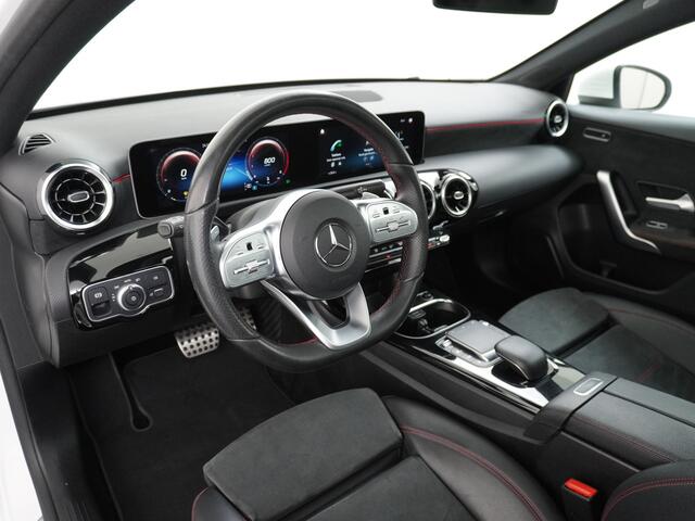 Mercedes-Benz A-KLASSE 200 164PK Autom. AMG Line Navi premium Ecc Cruise control Panoramadak Stoelverwarming DAB Premium Plus Widescreen cockpit Multibeam led Rijstrooksensor Grootlicht-assisten Licht en zichtpakket Connected services Verkeersbord detectie WiFi Nieuwprijs ¤46.0