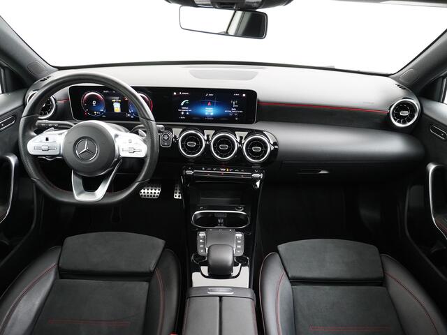 Mercedes-Benz A-KLASSE 200 164PK Autom. AMG Line Navi premium Ecc Cruise control Panoramadak Stoelverwarming DAB Premium Plus Widescreen cockpit Multibeam led Rijstrooksensor Grootlicht-assisten Licht en zichtpakket Connected services Verkeersbord detectie WiFi Nieuwprijs ¤46.0