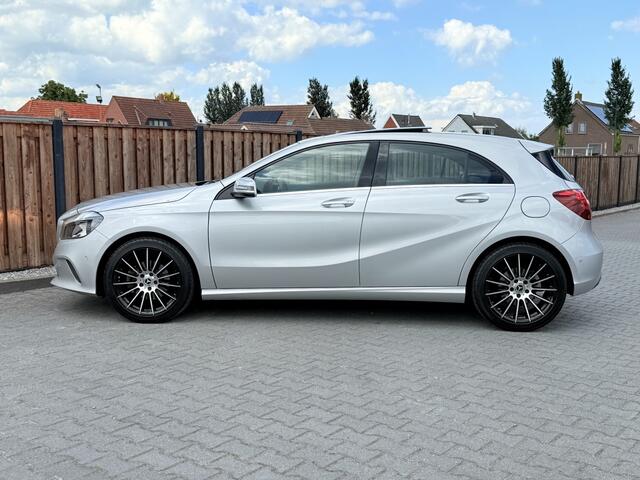 Mercedes-Benz A-KLASSE 180 AMG-Line PANO 18 INCH keyless