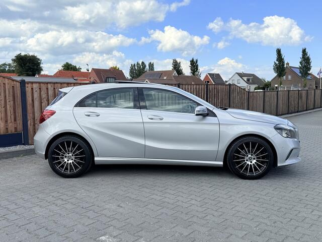 Mercedes-Benz A-KLASSE 180 AMG-Line PANO 18 INCH keyless